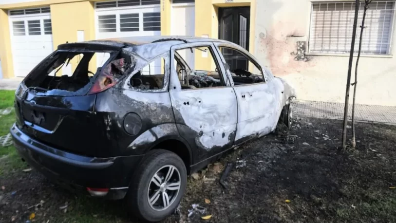  Escala la tensión en Rosario: incendiaron autos y dejaron amenazas contra Bullrich y Pullaro